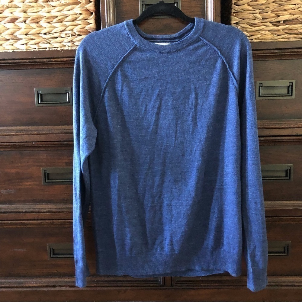 Old Navy blue Machine Washable knit sweater in size M